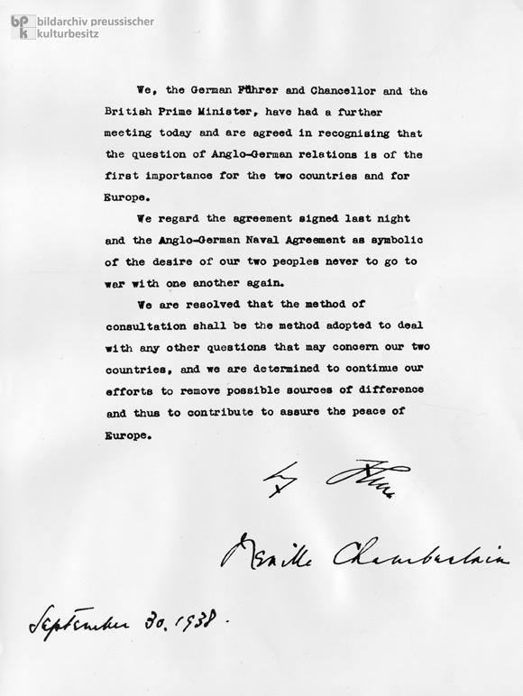 Gemeinsame Erklärung Neville Chamberlains und Adolf Hitlers nach dem Münchener Abkommen zur Entschlossenheit niemals wieder Krieg gegeneinander zu führen (30. September 1938)